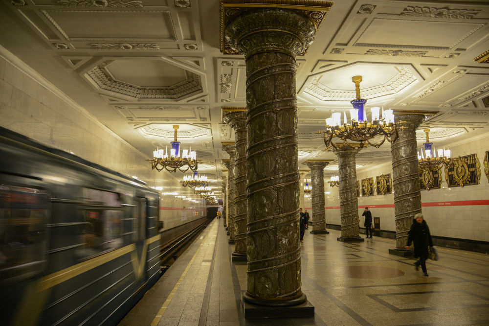 Sankt-Peterburq metrosunun Avtovo stansiyası, Rusiya.